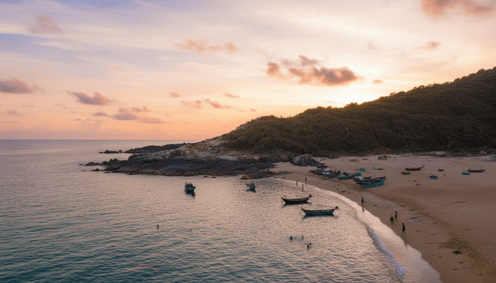 Làng Gò Cỏ nằm bên bờ biển Sa Huỳnh với bãi cát vàng mịn và các gành đá kỳ thú là điểm đến lý tưởng để ngắm bình minh hoặc hoàng hôn